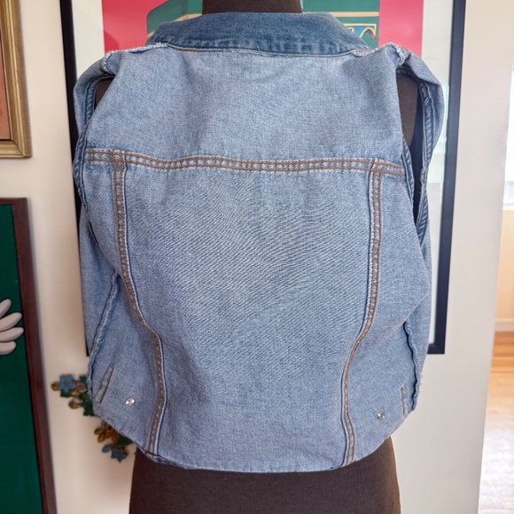 Super cute Vintage 90s Classic light wash denim vest 💙 - Picture 4 of 7